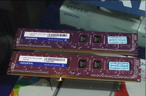 威刚4GB DDR3-1600和4GB DDR3-1333内存的正面对比