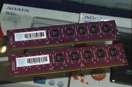 威刚4GB DDR3-1600和4GB DDR3-1333内存的背面对比
