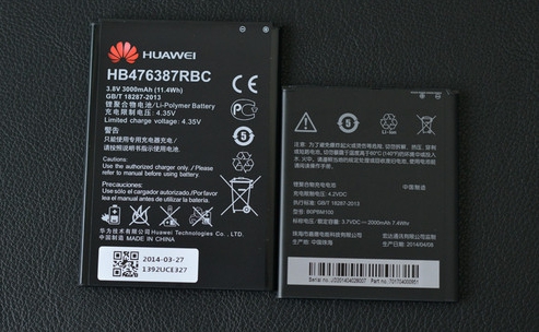 HTC D616W（右）的电池比较小巧
