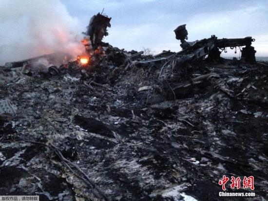 马航MH17客机疑遭导弹击落 295人全遇难