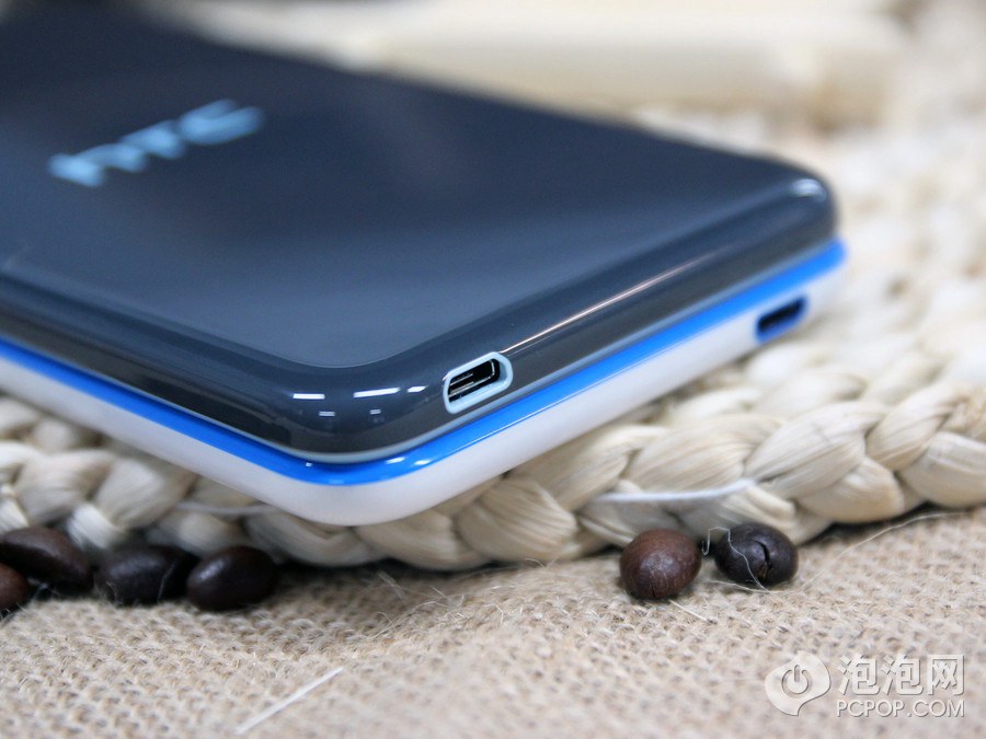 双4G时尚机身 HTC Desire 820黑白色对比图赏_4
