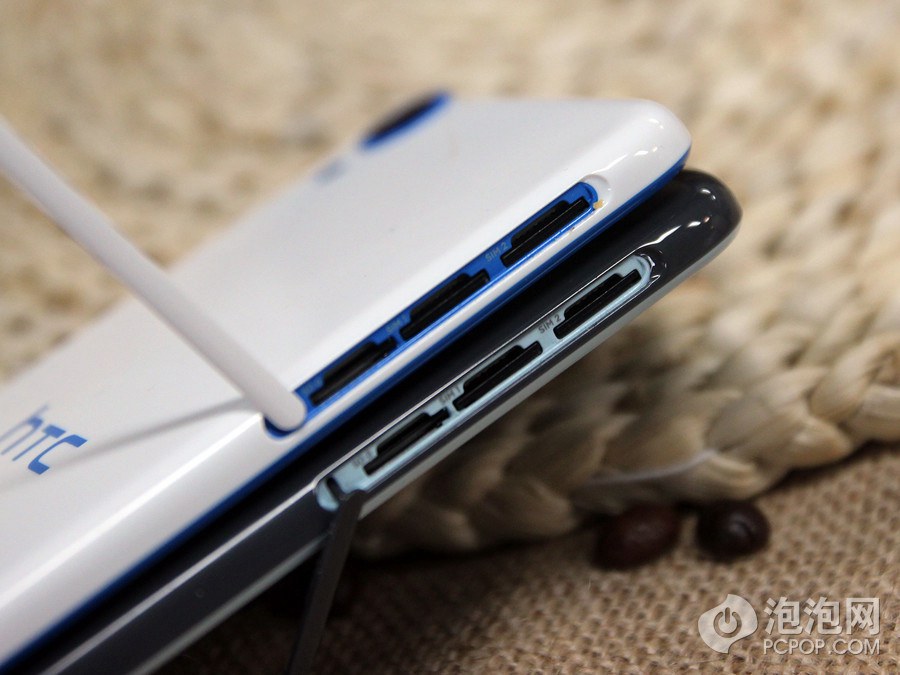 双4G时尚机身 HTC Desire 820黑白色对比图赏_9