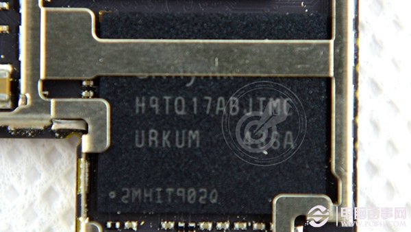 采用海力士提供的存储芯片H9TQ17ABJTMCUR，16GB eNAND (x8) / LPDDR3 16Gb(x32)