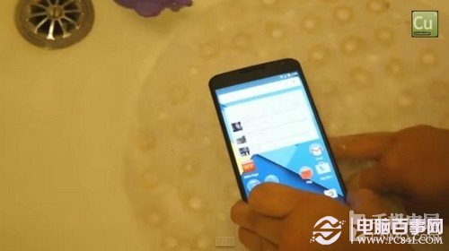 Nexus 6超强防水功能：水下充电无压力