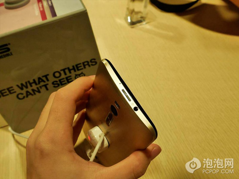 全球首款4GB运行内存 华硕ZenFone 2手机图赏(9/15)