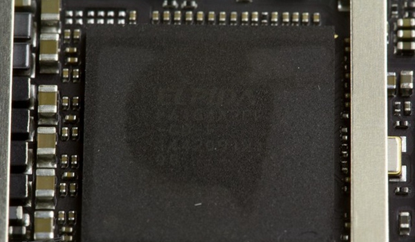 尔必达2GB内存，下面叠层封装有Z3580处理器