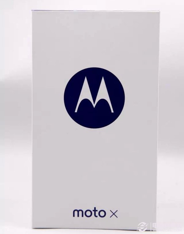 图为国行版Moto X包装盒正面