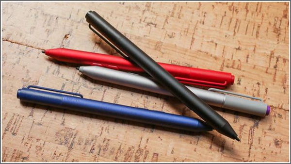 四种颜色可选的Surface触控笔，包括银色、黑色、蓝色和红色