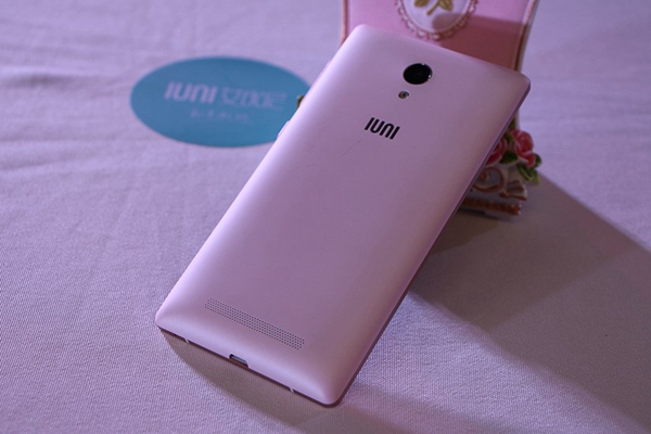 时尚玻璃机身 五款国产女性手机推荐 IUNI i1