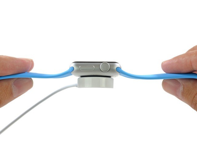 图为Apple Watch磁性充电线缆